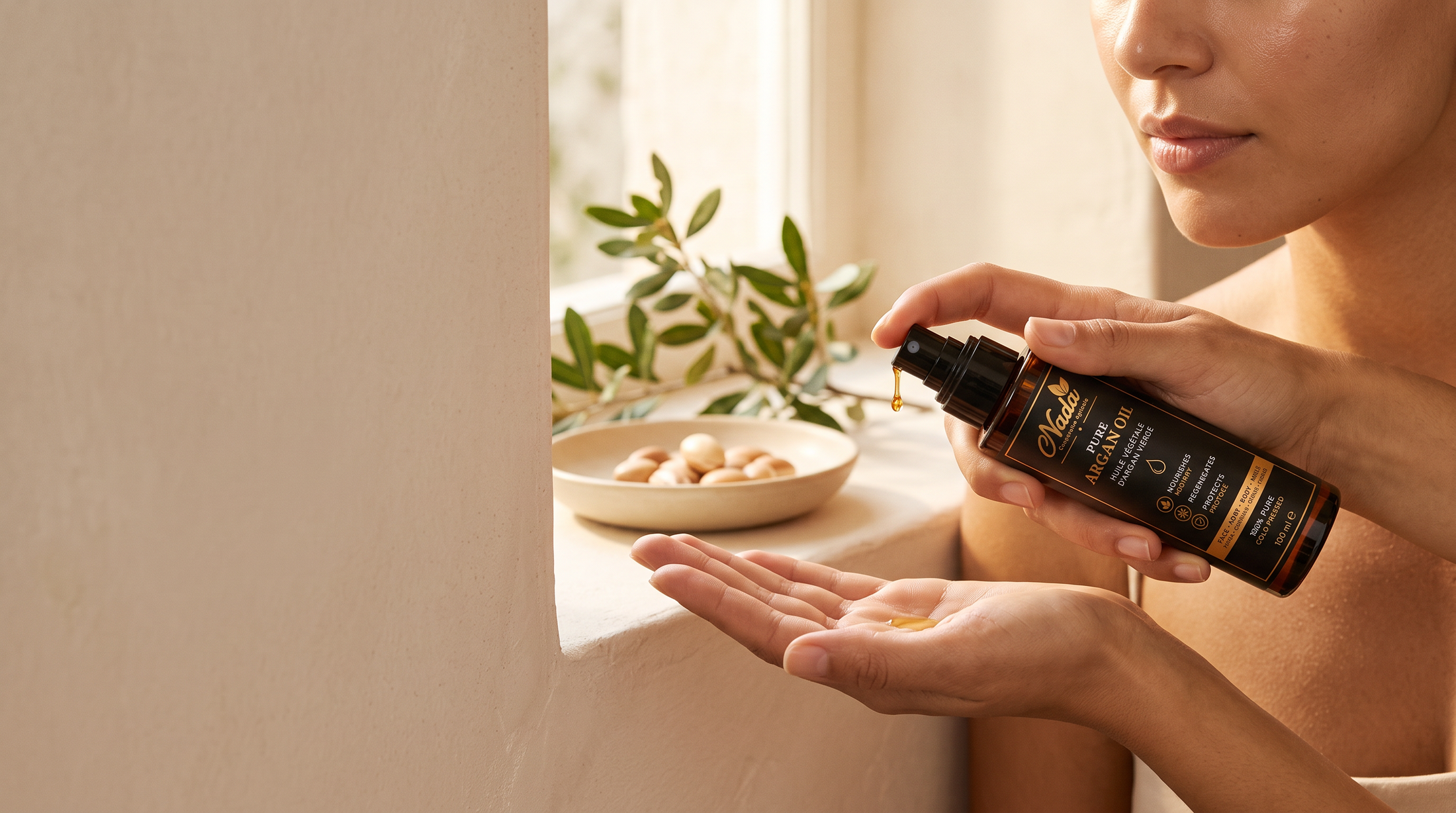 Femme versant l'Huile d'Argan Vierge NADA dans sa paume