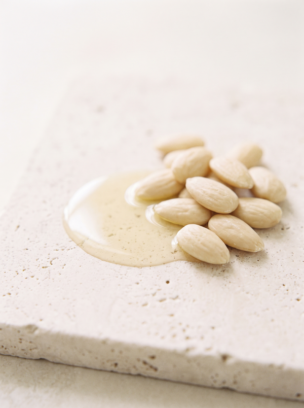 Amandes et huile d'amande douce — ingrédient de l'Huile d'Amande Douce NADA — vue complémentaire